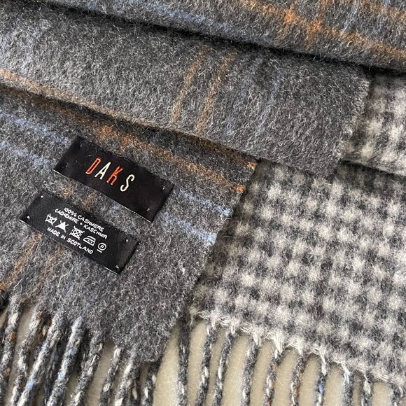 DAKS Cashmere Scarf: Reversible Gray Plaid & Houndstooth - Picture 4 of 4